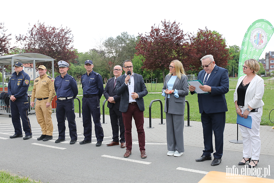 Uczniowie z regionu sprawdzaj� swoj� wiedz� o bezpiecze�stwie drogowym, fot. 8