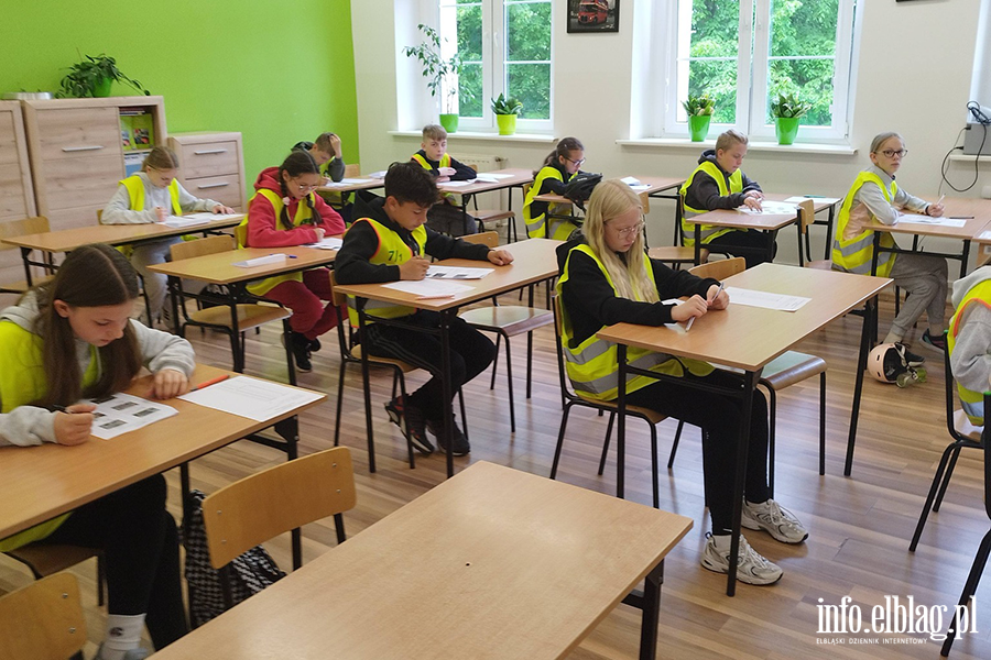 Uczniowie z regionu sprawdzaj� swoj� wiedz� o bezpiecze�stwie drogowym, fot. 11