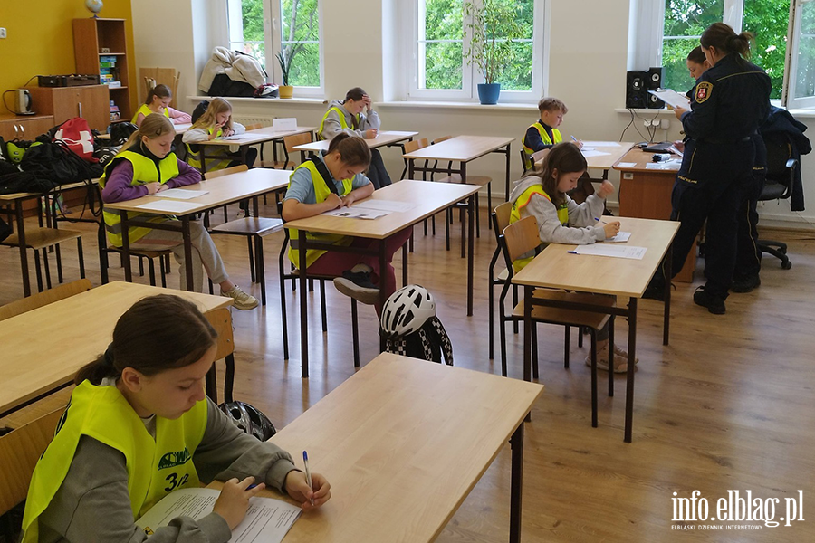 Uczniowie z regionu sprawdzaj� swoj� wiedz� o bezpiecze�stwie drogowym, fot. 12