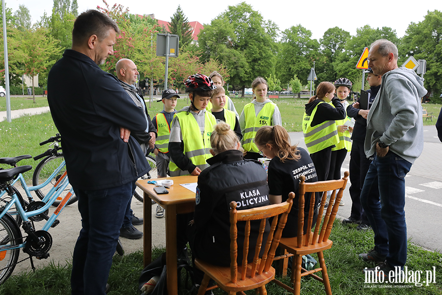 Uczniowie z regionu sprawdzaj� swoj� wiedz� o bezpiecze�stwie drogowym, fot. 13