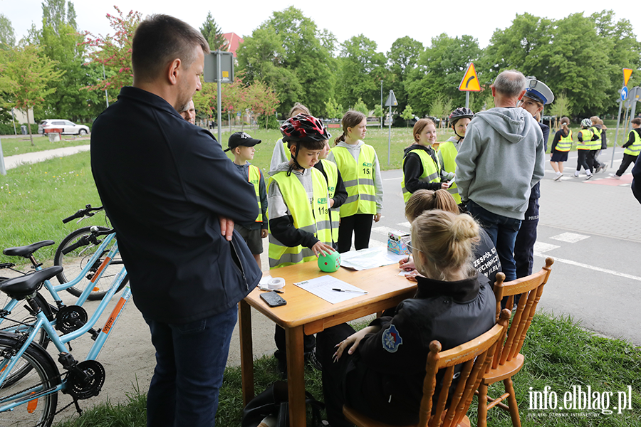 Uczniowie z regionu sprawdzaj� swoj� wiedz� o bezpiecze�stwie drogowym, fot. 14