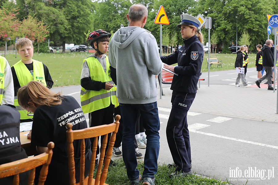 Uczniowie z regionu sprawdzaj� swoj� wiedz� o bezpiecze�stwie drogowym, fot. 15
