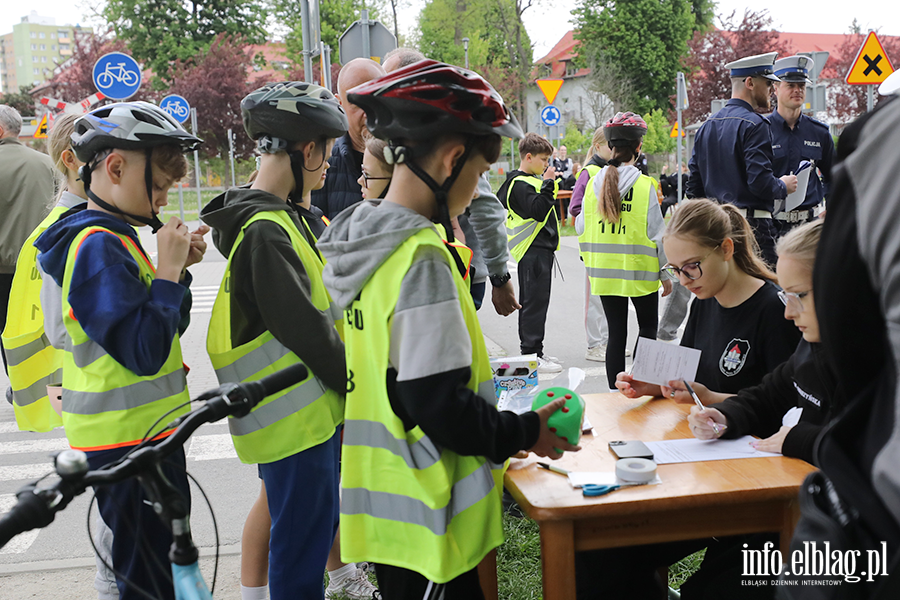 Uczniowie z regionu sprawdzaj� swoj� wiedz� o bezpiecze�stwie drogowym, fot. 17