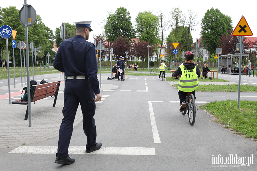 Uczniowie z regionu sprawdzaj� swoj� wiedz� o bezpiecze�stwie drogowym, fot. 23