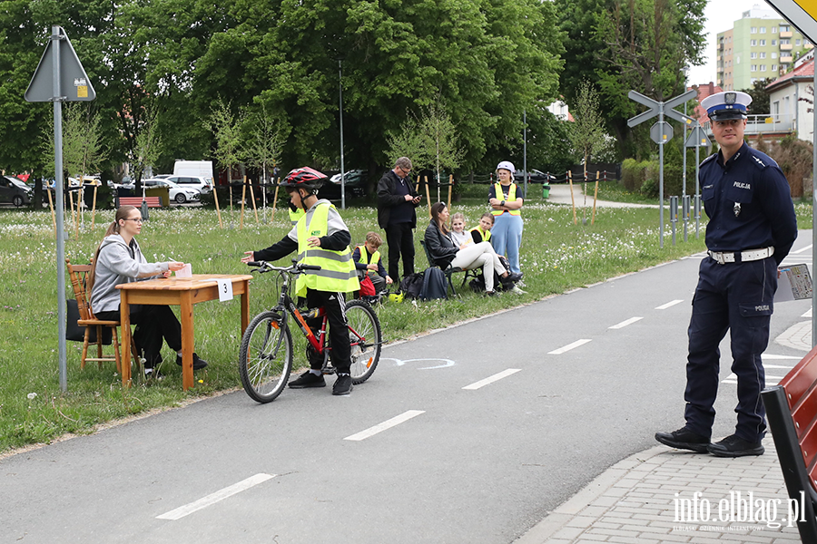 Uczniowie z regionu sprawdzaj� swoj� wiedz� o bezpiecze�stwie drogowym, fot. 27