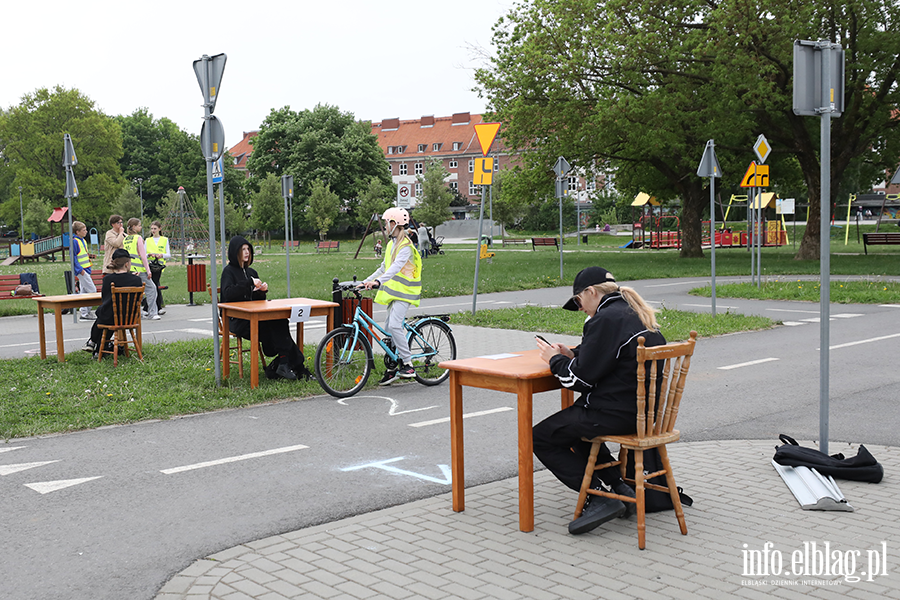 Uczniowie z regionu sprawdzaj� swoj� wiedz� o bezpiecze�stwie drogowym, fot. 39