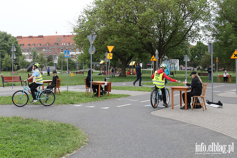 Uczniowie z regionu sprawdzaj� swoj� wiedz� o bezpiecze�stwie drogowym, fot. 44