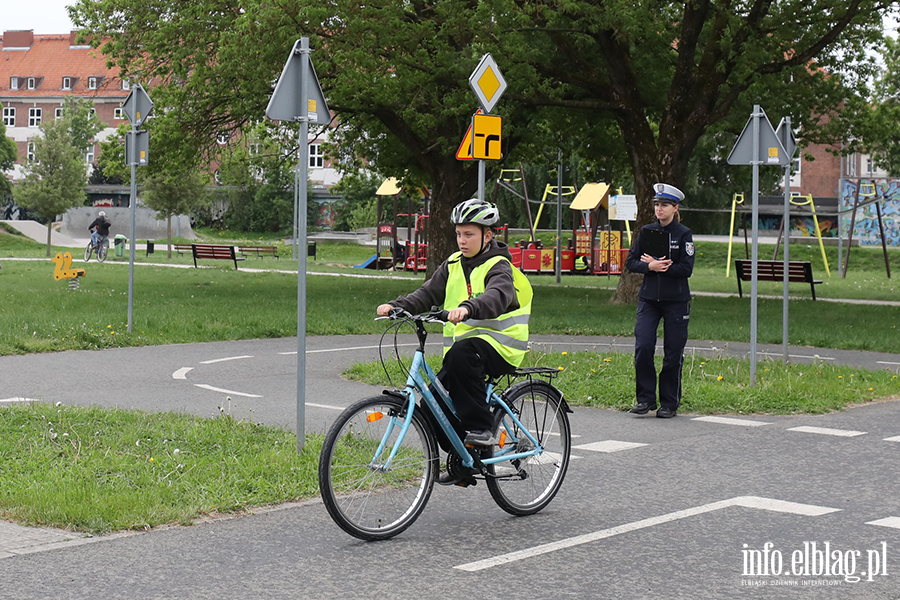 Uczniowie z regionu sprawdzaj� swoj� wiedz� o bezpiecze�stwie drogowym, fot. 47
