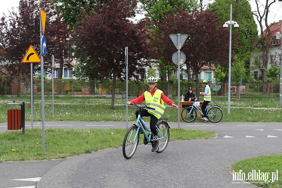 Uczniowie z regionu sprawdzaj� swoj� wiedz� o bezpiecze�stwie drogowym, fot. 48
