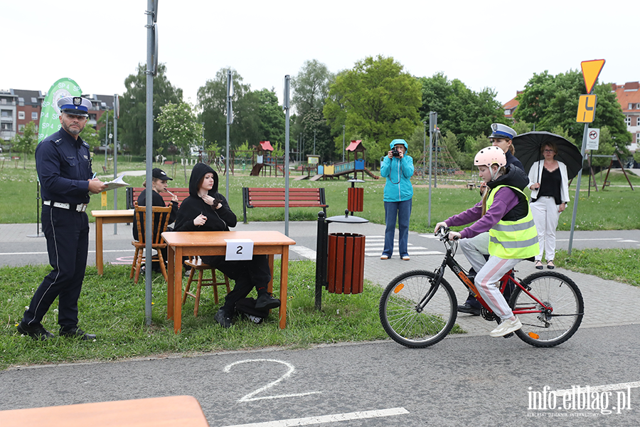 Uczniowie z regionu sprawdzaj� swoj� wiedz� o bezpiecze�stwie drogowym, fot. 49