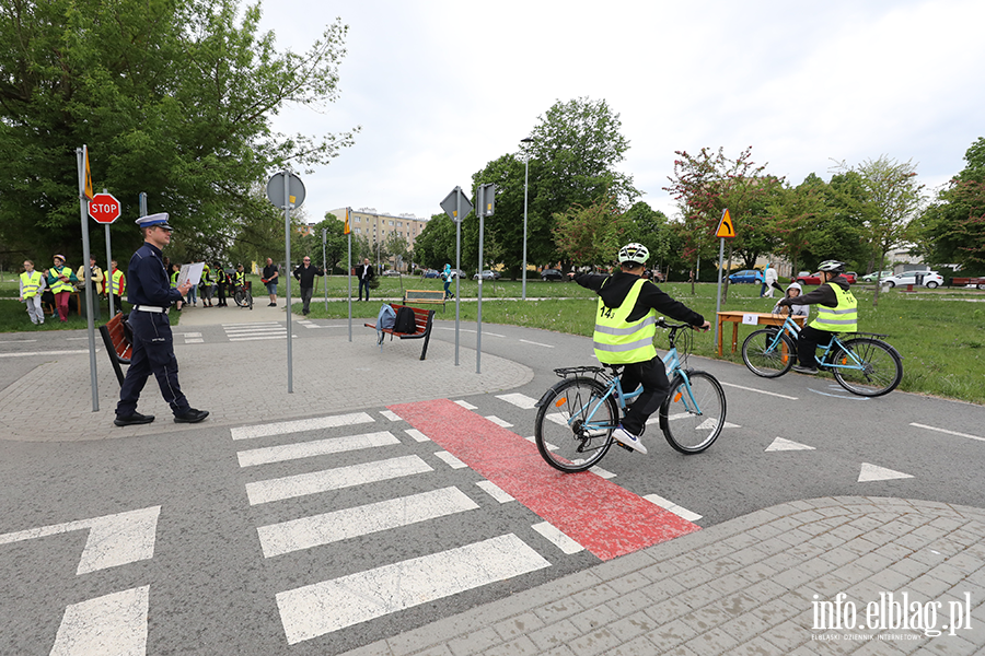 Uczniowie z regionu sprawdzaj� swoj� wiedz� o bezpiecze�stwie drogowym, fot. 52