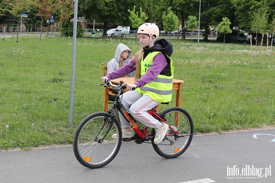 Uczniowie z regionu sprawdzaj� swoj� wiedz� o bezpiecze�stwie drogowym, fot. 56