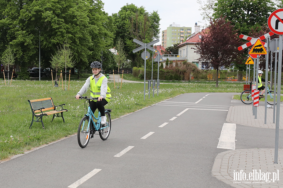 Uczniowie z regionu sprawdzaj� swoj� wiedz� o bezpiecze�stwie drogowym, fot. 60