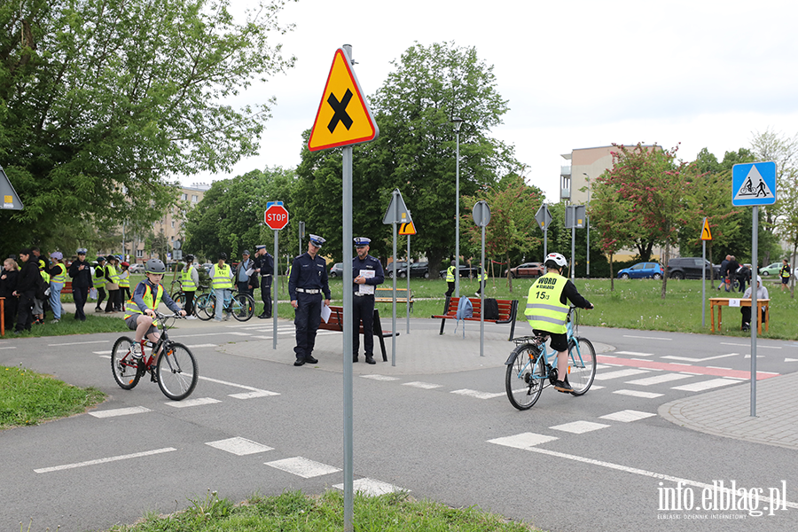 Uczniowie z regionu sprawdzaj� swoj� wiedz� o bezpiecze�stwie drogowym, fot. 61