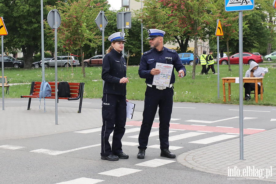 Uczniowie z regionu sprawdzaj� swoj� wiedz� o bezpiecze�stwie drogowym, fot. 63