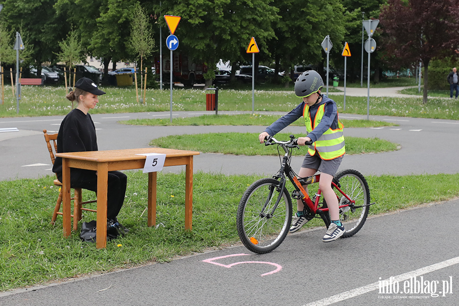 Uczniowie z regionu sprawdzaj� swoj� wiedz� o bezpiecze�stwie drogowym, fot. 64