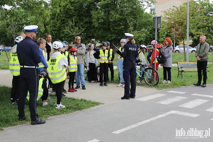 Uczniowie z regionu sprawdzaj� swoj� wiedz� o bezpiecze�stwie drogowym, fot. 66
