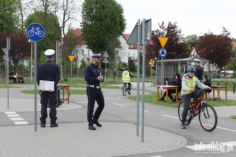 Uczniowie z regionu sprawdzaj� swoj� wiedz� o bezpiecze�stwie drogowym, fot. 70
