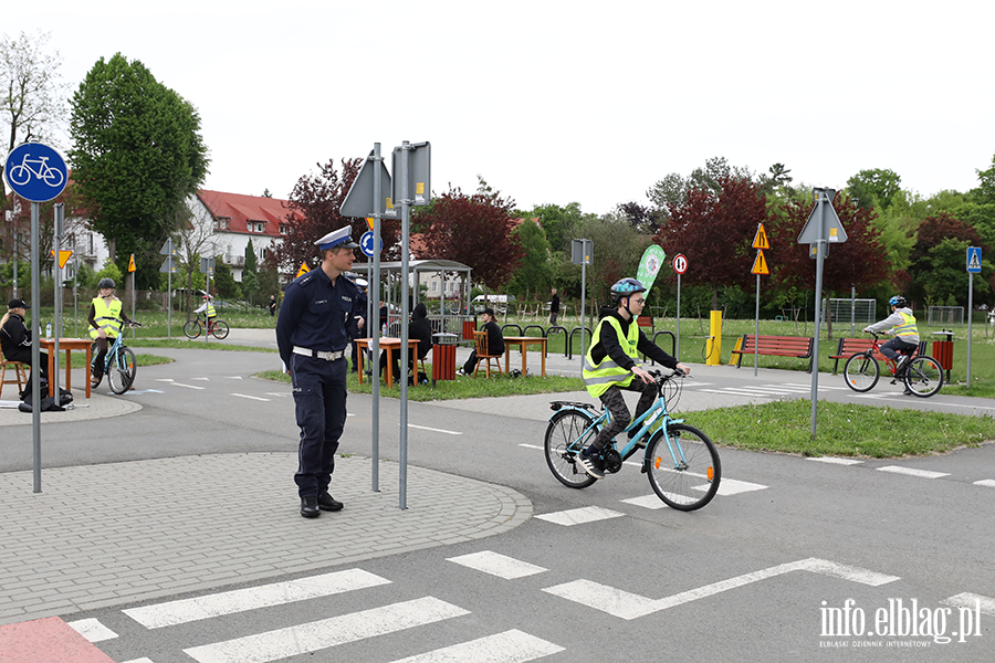 Uczniowie z regionu sprawdzaj� swoj� wiedz� o bezpiecze�stwie drogowym, fot. 71