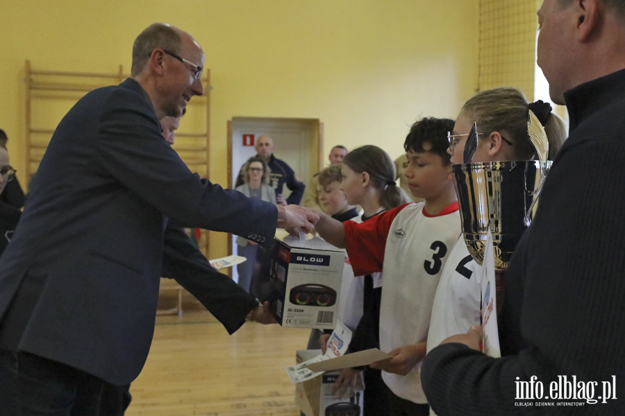 Uczniowie z regionu sprawdzaj� swoj� wiedz� o bezpiecze�stwie drogowym, fot. 97