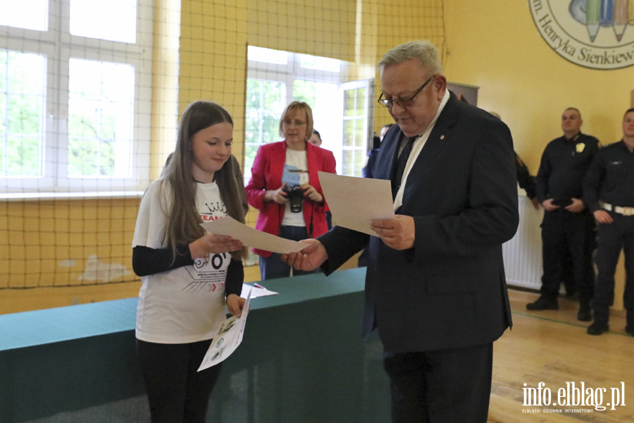 Uczniowie z regionu sprawdzaj� swoj� wiedz� o bezpiecze�stwie drogowym, fot. 102