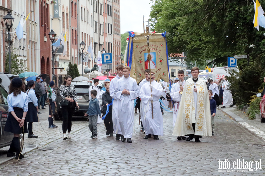 Ulicami Elbl�ga przesz�y procesje Bo�ego Cia�a.Zobacz procesj� na Starym Mie�cie, fot. 2