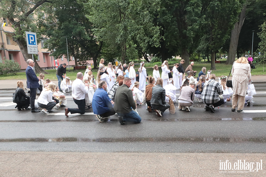 Ulicami Elbl�ga przesz�y procesje Bo�ego Cia�a.Zobacz procesj� na Starym Mie�cie, fot. 21