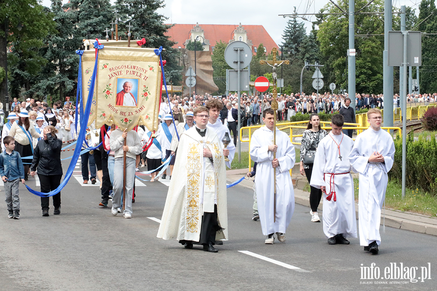Ulicami Elbl�ga przesz�y procesje Bo�ego Cia�a.Zobacz procesj� na Starym Mie�cie, fot. 50