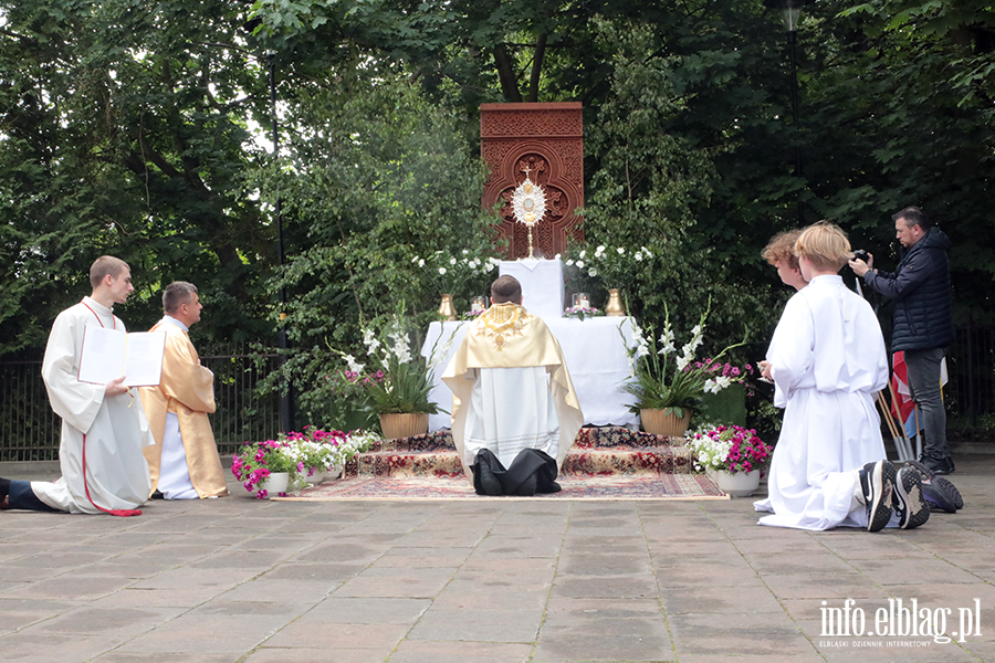 Ulicami Elbl�ga przesz�y procesje Bo�ego Cia�a.Zobacz procesj� na Starym Mie�cie, fot. 52