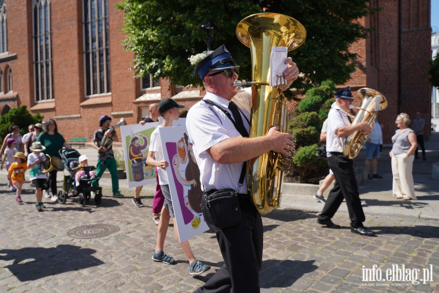 Muzyka wysz�a na ulice. Parada rozpocz�a Elbl�skie �wi�to Muzyki, fot. 45