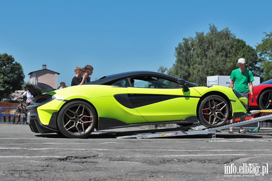 Lamborghini i Ferrari na Dniach Elbl�ga. Charytatywne przeja�d�ki superautami, fot. 4