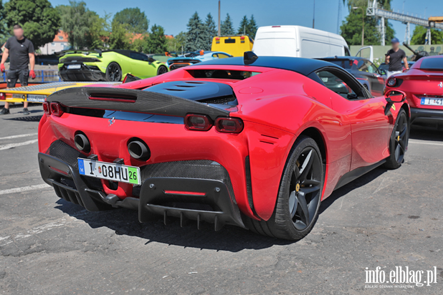 Lamborghini i Ferrari na Dniach Elbl�ga. Charytatywne przeja�d�ki superautami, fot. 9