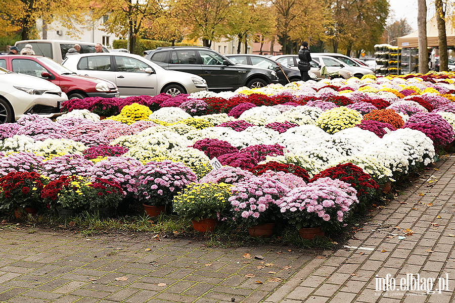 Niebawem Wszystkich �wi�tych. Na cmentarzach ju� wida� wzmo�ony ruch, fot. 2