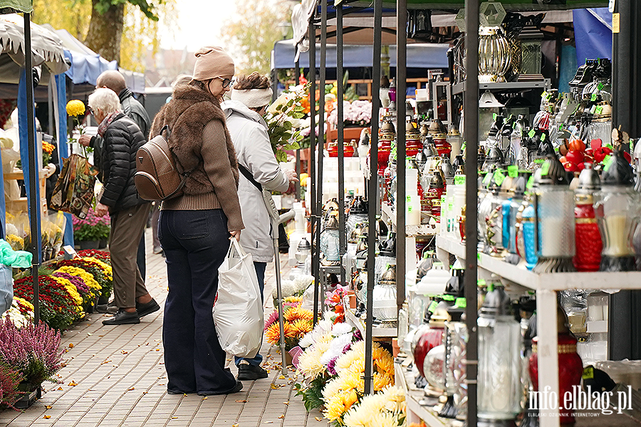 Niebawem Wszystkich �wi�tych. Na cmentarzach ju� wida� wzmo�ony ruch, fot. 7
