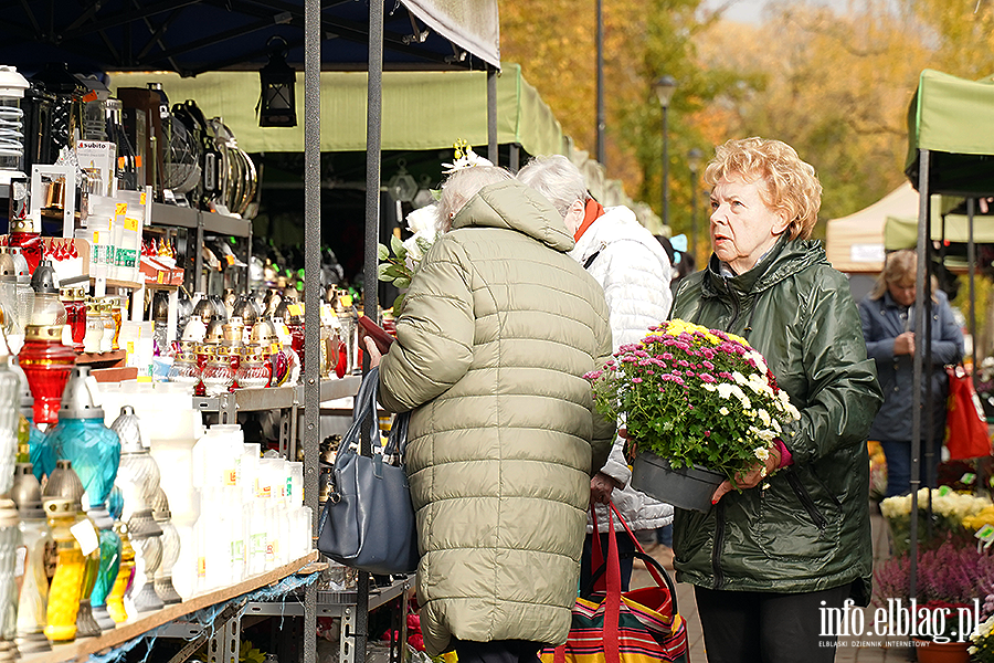 Niebawem Wszystkich �wi�tych. Na cmentarzach ju� wida� wzmo�ony ruch, fot. 17