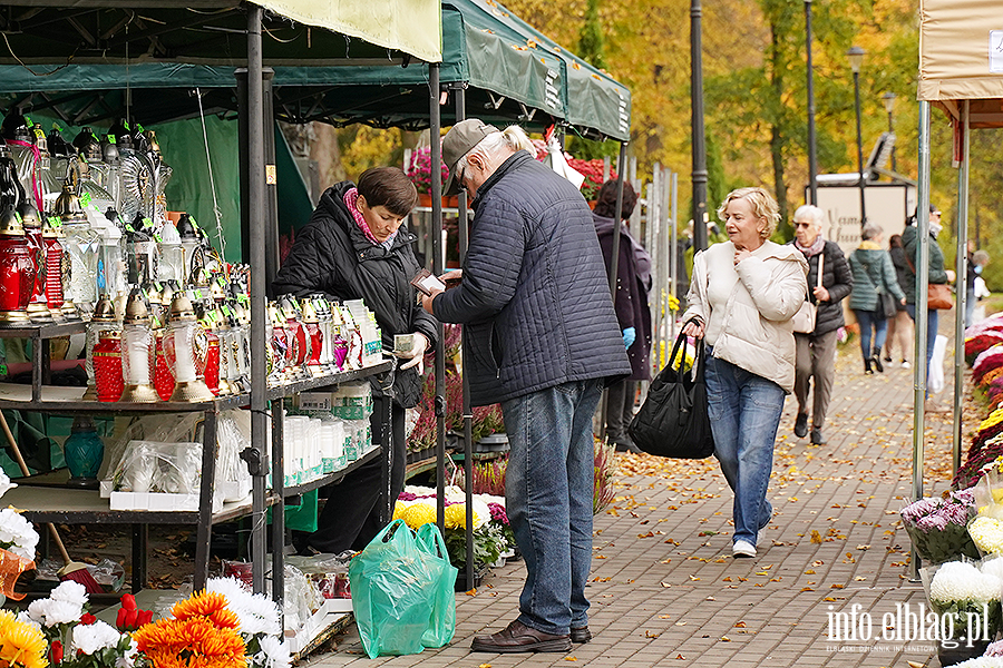 Niebawem Wszystkich �wi�tych. Na cmentarzach ju� wida� wzmo�ony ruch, fot. 19