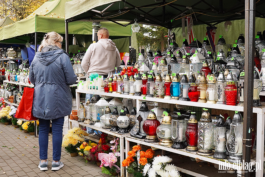 Niebawem Wszystkich �wi�tych. Na cmentarzach ju� wida� wzmo�ony ruch, fot. 20