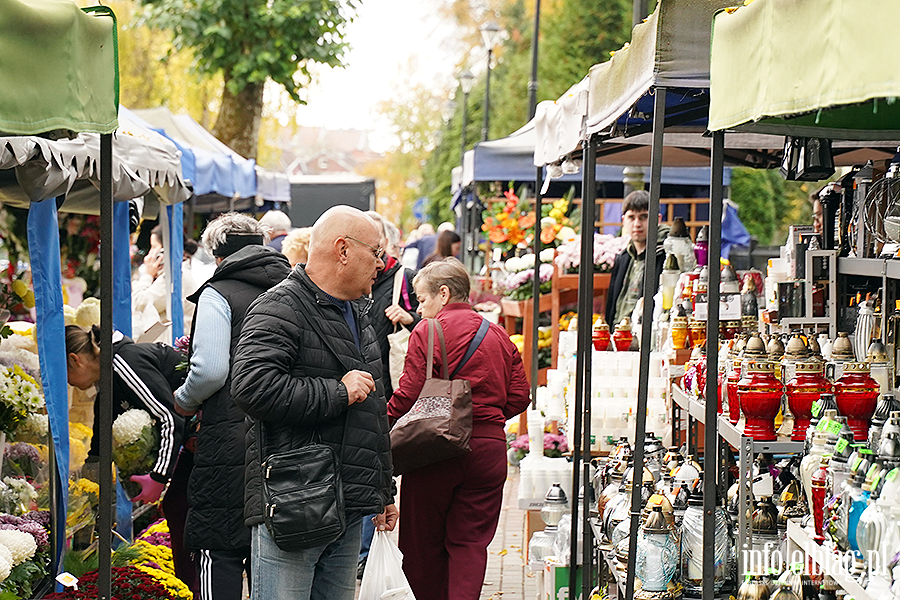 Niebawem Wszystkich �wi�tych. Na cmentarzach ju� wida� wzmo�ony ruch, fot. 21
