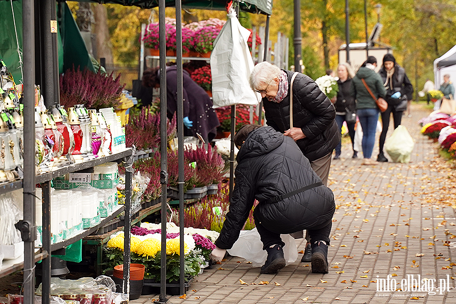 Niebawem Wszystkich �wi�tych. Na cmentarzach ju� wida� wzmo�ony ruch, fot. 22