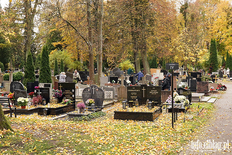 Niebawem Wszystkich �wi�tych. Na cmentarzach ju� wida� wzmo�ony ruch, fot. 24