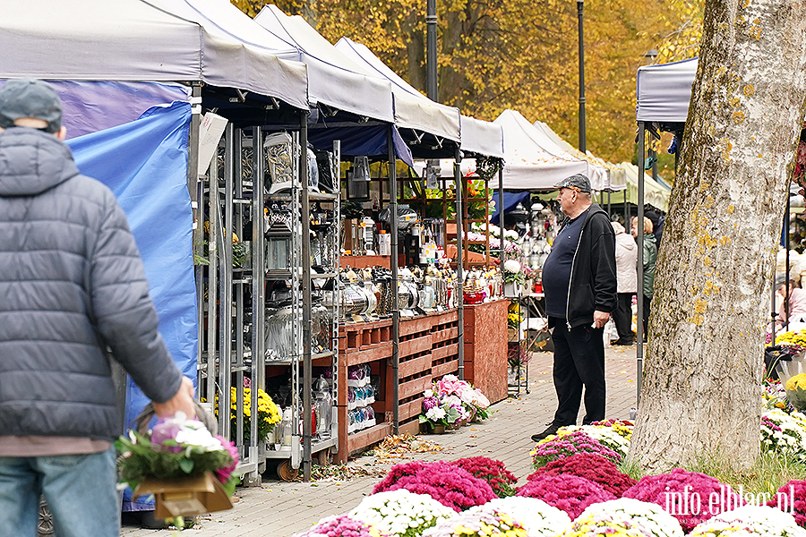 Niebawem Wszystkich �wi�tych. Na cmentarzach ju� wida� wzmo�ony ruch, fot. 26
