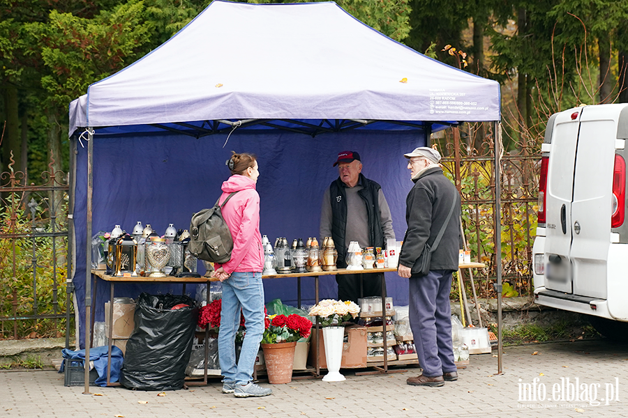 Niebawem Wszystkich �wi�tych. Na cmentarzach ju� wida� wzmo�ony ruch, fot. 27
