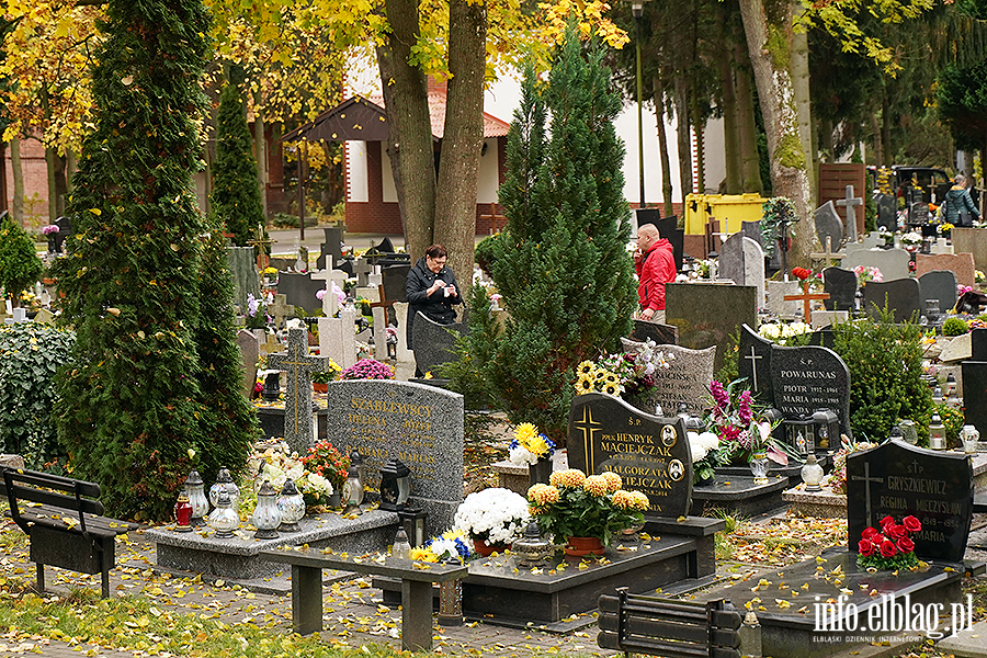 Niebawem Wszystkich �wi�tych. Na cmentarzach ju� wida� wzmo�ony ruch, fot. 30