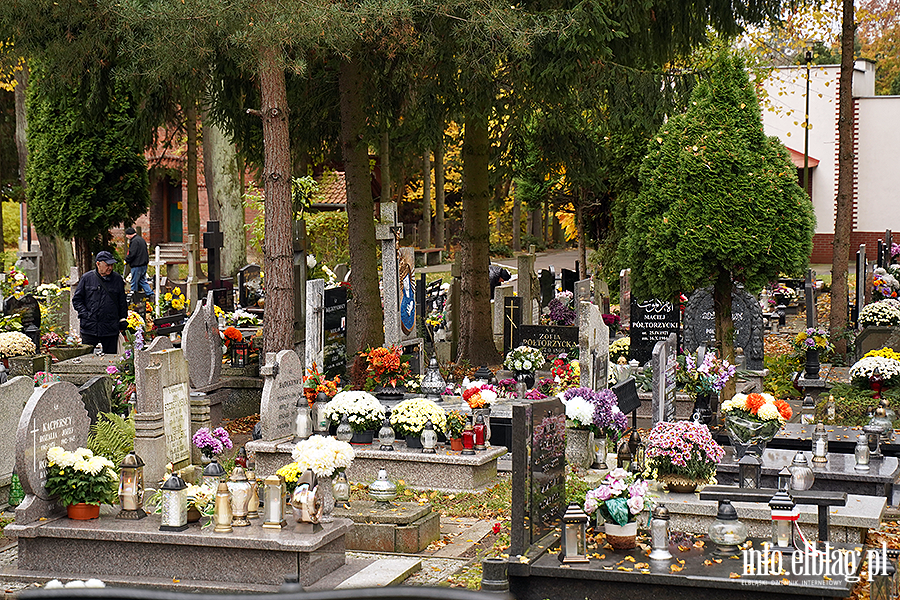 Niebawem Wszystkich �wi�tych. Na cmentarzach ju� wida� wzmo�ony ruch, fot. 31