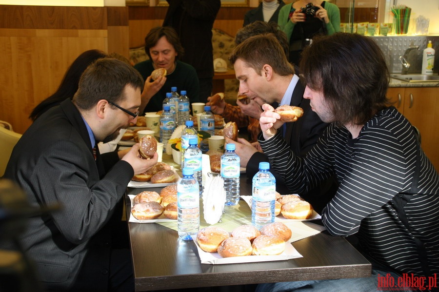 Mistrzostwa Elbląga VIP-ów i Dziennikarzy w Jedzeniu Pączków Na Czas 2011, fot. 2