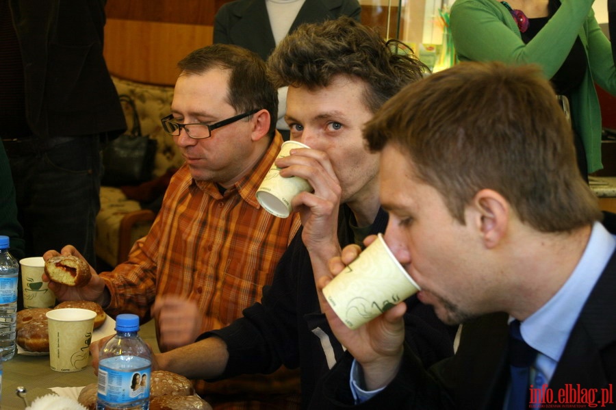 Mistrzostwa Elblga VIP-w i Dziennikarzy w Jedzeniu Pczkw Na Czas 2011, fot. 4