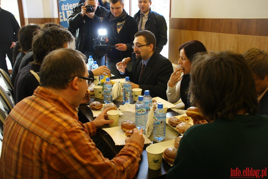 Mistrzostwa Elbląga VIP-ów i Dziennikarzy w Jedzeniu Pączków Na Czas 2011, fot. 9