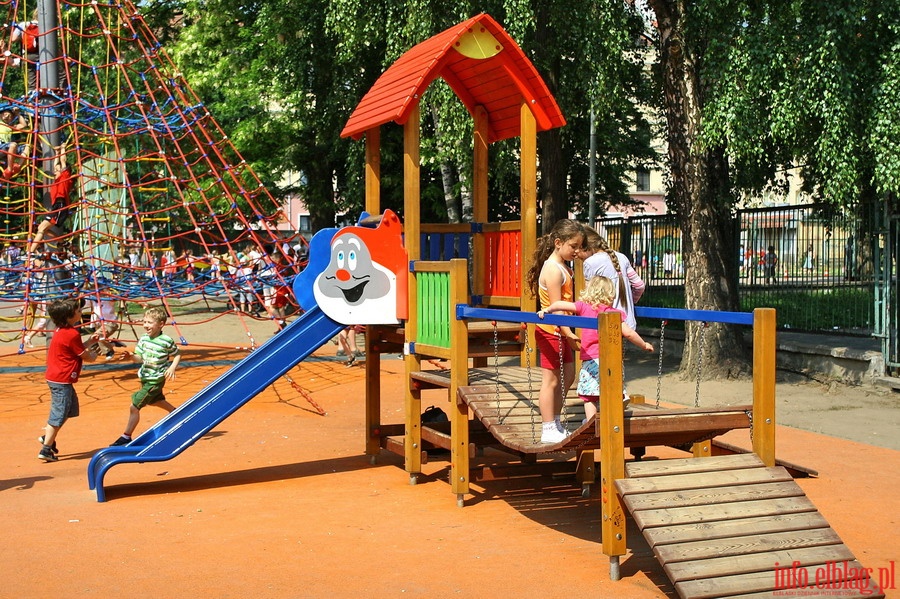 Oficjalne otwarcie w SP nr 21 pierwszego w Elblgu placu zabaw dla dzieci w ramach programu Radosna Szkoa, fot. 9