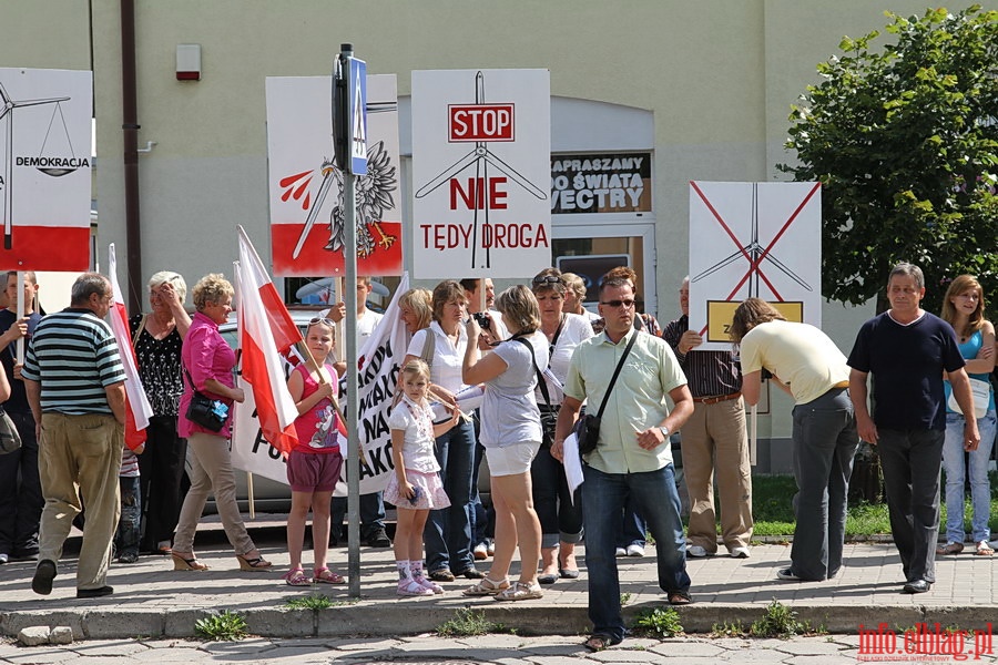 Manifestacja pod siedzib Urzdu Gminy Elblg przeciwko planowanej budowie siowni wiatrowych w Janowie, fot. 1