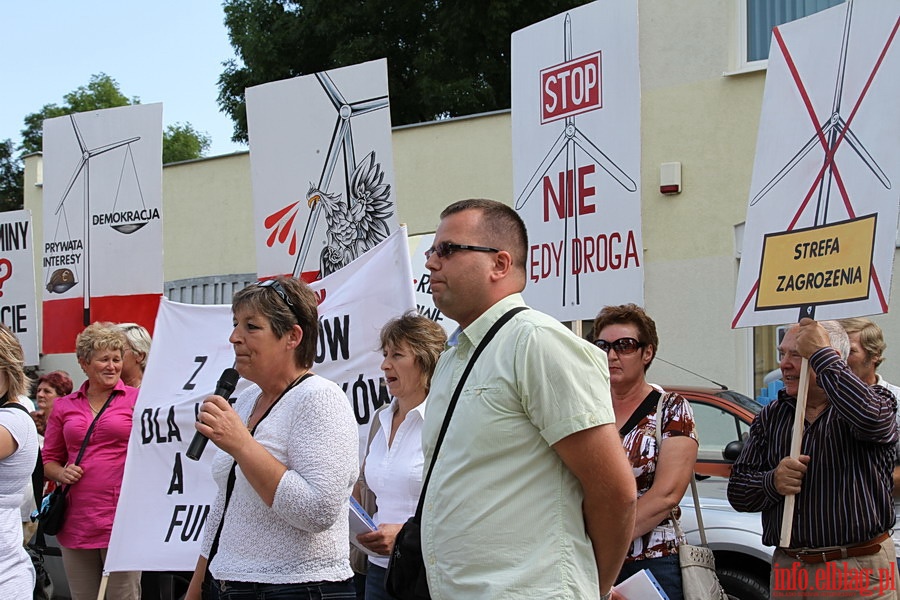 Manifestacja pod siedzibą Urzędu Gminy Elbląg przeciwko planowanej budowie siłowni wiatrowych w Janowie, fot. 5